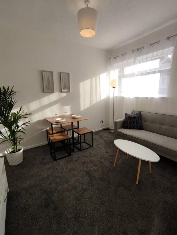 וויימות' 1 Bedroom Apartment With Free Parking מראה חיצוני תמונה