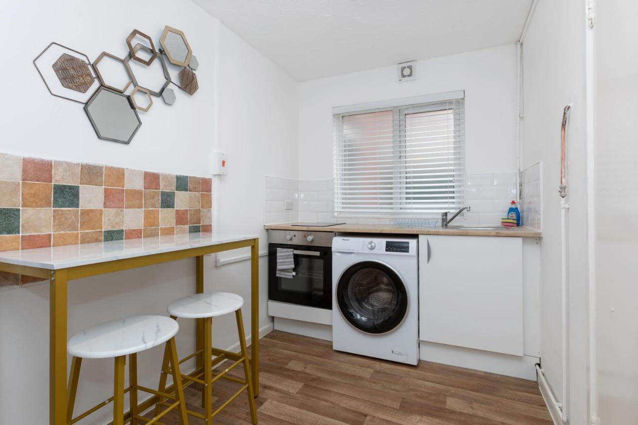 וויימות' 1 Bedroom Apartment With Free Parking מראה חיצוני תמונה